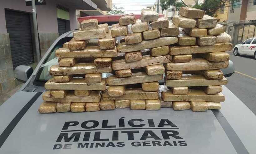 Mulher que abandonou 70 kg de maconha em bagageiro de ônibus é presa - PMMG