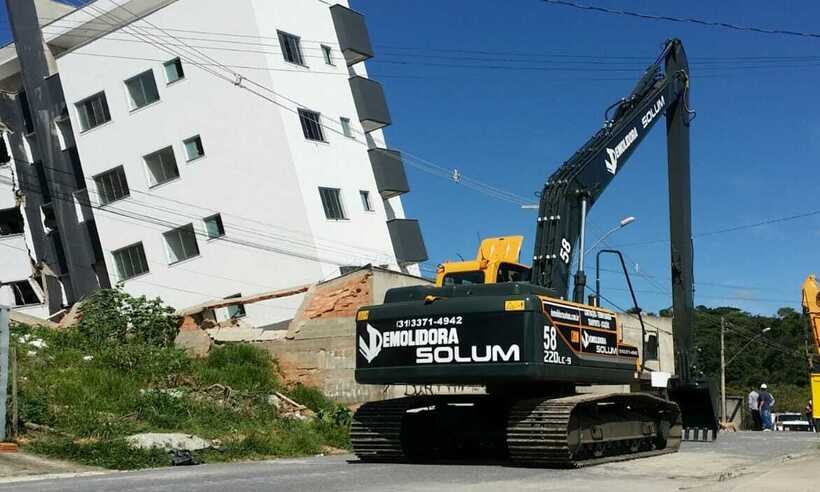 Prédio condenado em Betim: máquinas já estão posicionadas; demolição está marcada para esta manhã - Edésio Costa/EM/D.A Press
