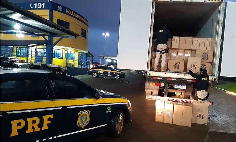 PRF apreende 400 mil maços de cigarros ilegais avaliados em R$ 2 milhões - Divulgação/PRF