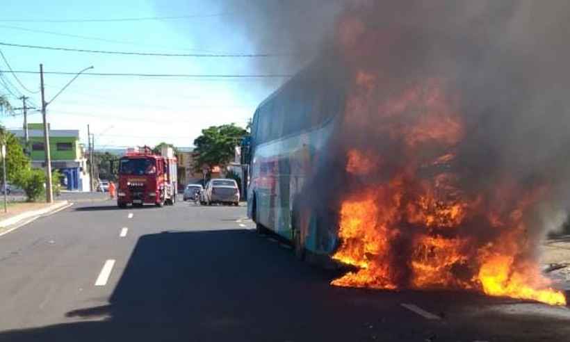 Ônibus pega fogo perto do cemitério de Uberaba e assusta moradores - 8º BBM/Divulgação