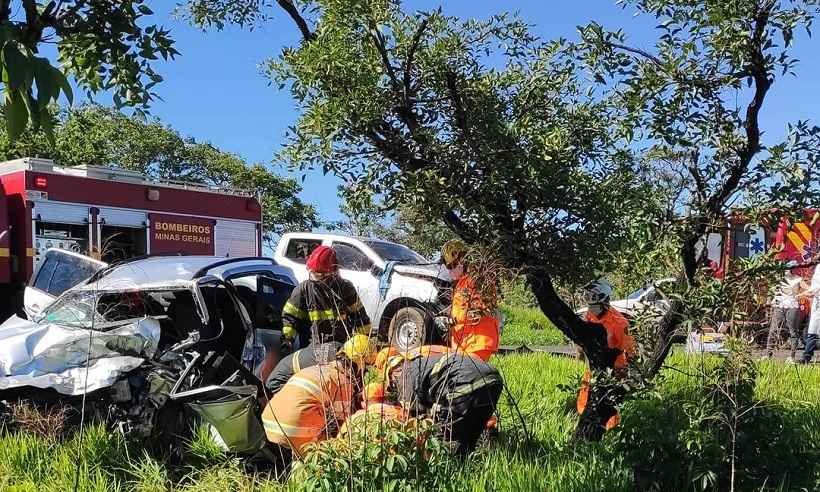 Três pessoas morrem e duas ficam feridas em batida na MGC-452 em Uberlândia - Divulgação/Corpo de Bombeiros