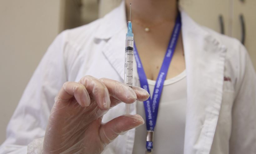 Ministério da Saúde não prevê vacinar toda a população contra a COVID-19 em 2021 - Carol Morena/CCS Medicina/UFMG