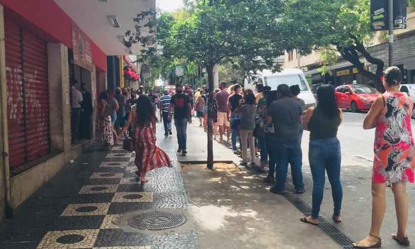 Clientes 'correm' para aproveitar 'ressaca' da Black Friday no Centro de BH - Edésio Ferreira/EM/D.A Press