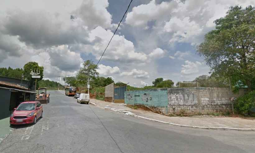 Homem encontrado sem calças e com a cabeça esmagada em Betim - Google Street View/Reprodução