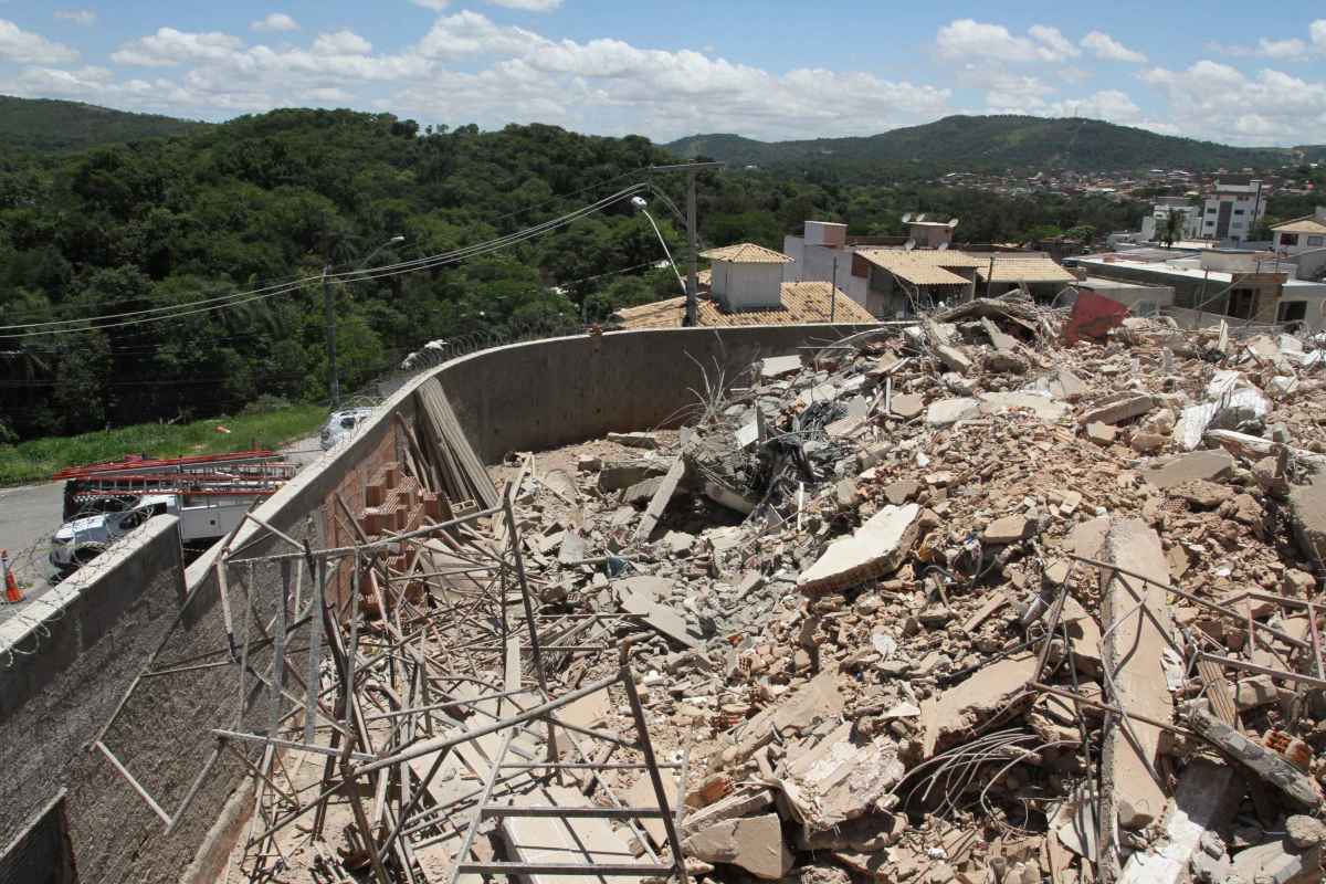 Prédio demolido em Betim: vizinhos temem que entulho atraia ladrões - Edésio Ferreira/EM/D.A.Press