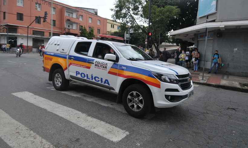 Trio troca tiros com PMs após ser flagrado roubando cabeamento em Neves - Alexandre Guzanshe/EM/D.A Press