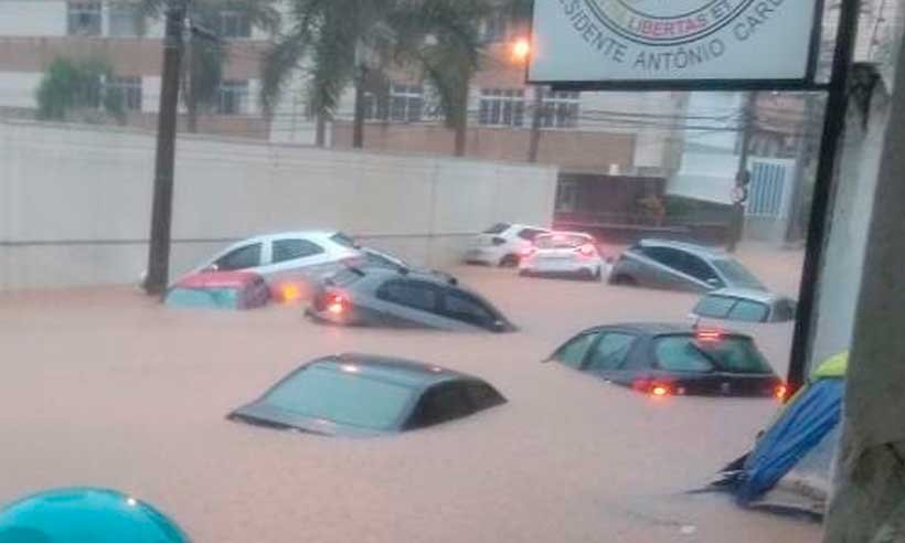 Chuva forte inunda ruas e carros boiam em Juiz de Fora; veja vídeo  - Reprodução/Redes sociais