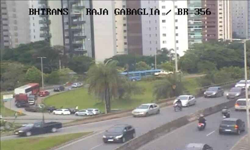 Ônibus com defeito prejudica trânsito na MGC-356, no Belvedere, em BH - Divulgação/BHTrans