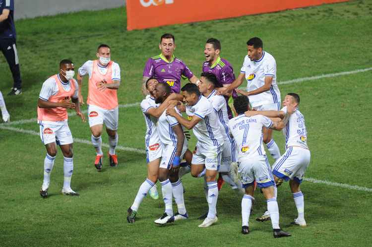 Árbitro estraga o clássico e é decisivo em vitória do Cruzeiro - Alexandre Guzanshe/EM/D. A Press