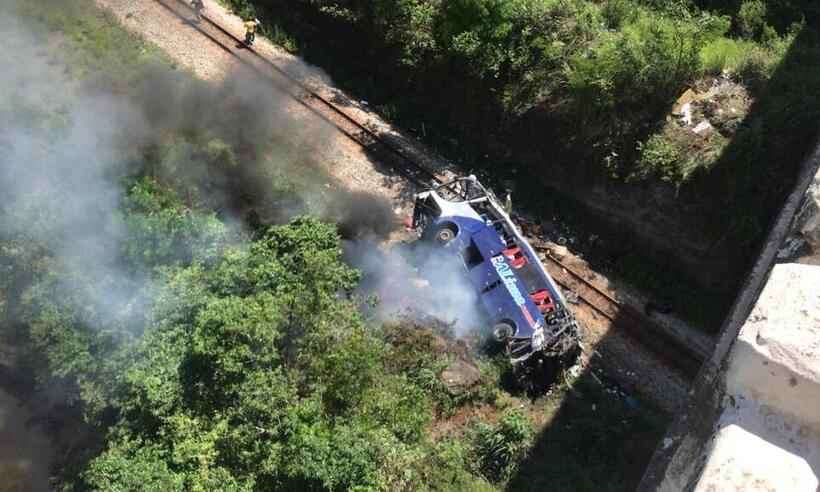 Acidente em Monlevade: ônibus havia sido multado por transporte irregular - Divulgação/Corpo de Bombeiros
