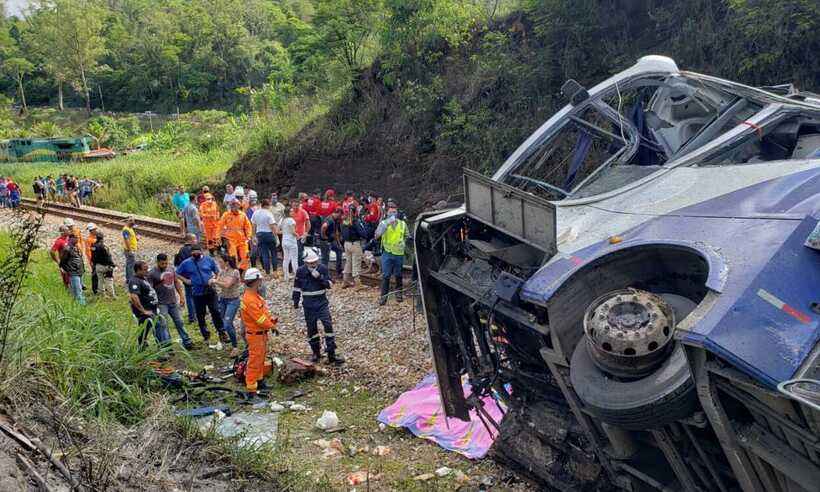 Acidente na BR-381: ônibus desceu de ré e passageiros saltaram do veículo  - CBMG/Divulgação