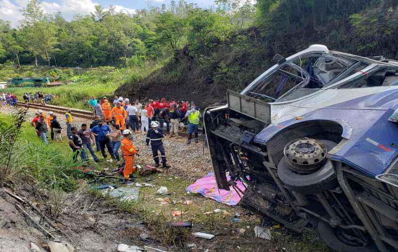 Acidente na BR-381: ônibus não estava habilitado para transportar pessoas - Divulgação/Corpo de Bombeiros