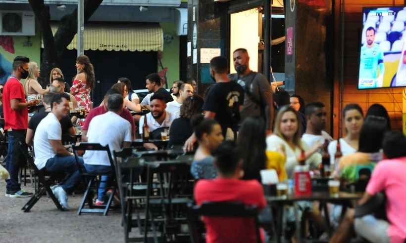 COVID-19: bares enchem na Savassi no último sábado antes da lei seca  - Túlio Santos/EM/D.A Press