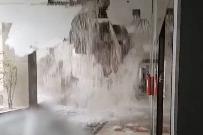 Vídeo: temporal faz teto de shopping cair em Brasília  - Reprodução/Instagram
