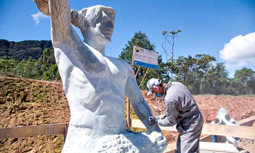 Esculturas gigantes dão boas-vindas no trevo de Santa Rita de Ouro Preto - Ane Souz/Prefeitura de Ouro Preto/Divulgação