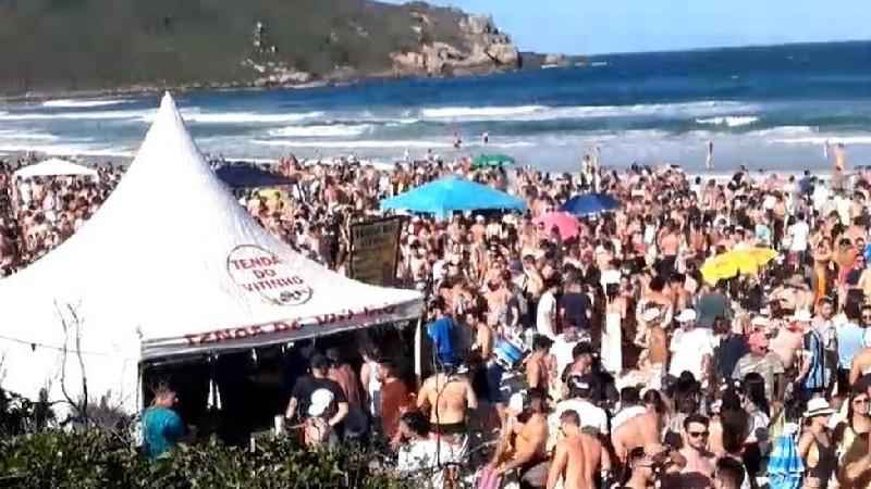 Covid-19: entre baladas e praias lotadas, Santa Catarina vive pior momento na pandemia - AFP