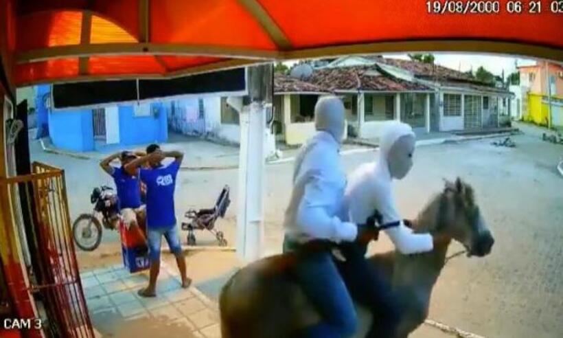 Veja o vídeo: bandidos assaltam a cavalo mercado em Pernambuco - Reprodução/Twitter