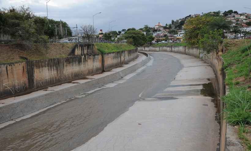 Homem em fuga pula no Ribeirão Arrudas e morre - Gladyston Rodrigues/EM/D.A. Press