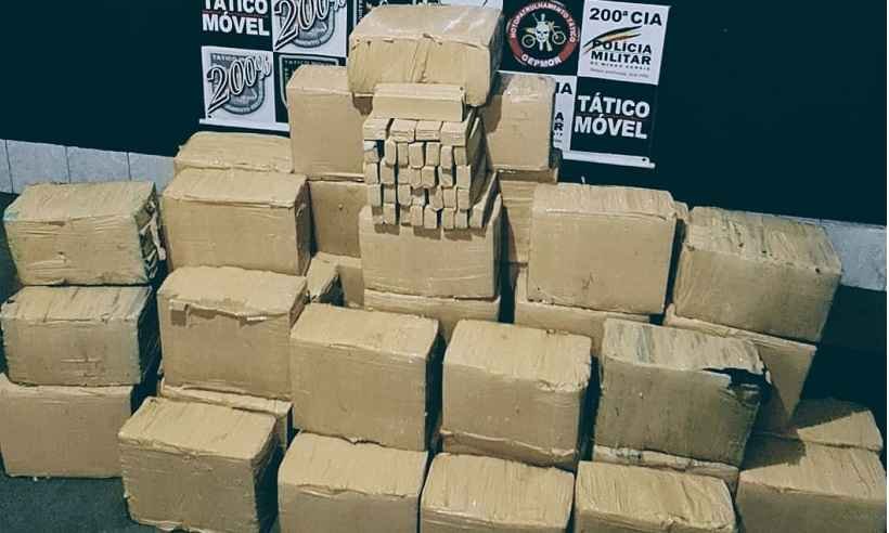 PM acha quase 1t de maconha em caminhão betoneira que atrapalhava trânsito - Divulgação/PMMG