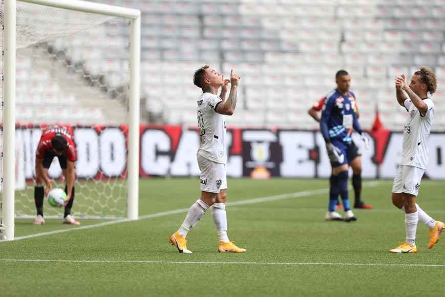 Galo vence o Athlético-PR e seca o São Paulo para diminuir diferença - Geraldo Bubniak/Estadão Conteúdo