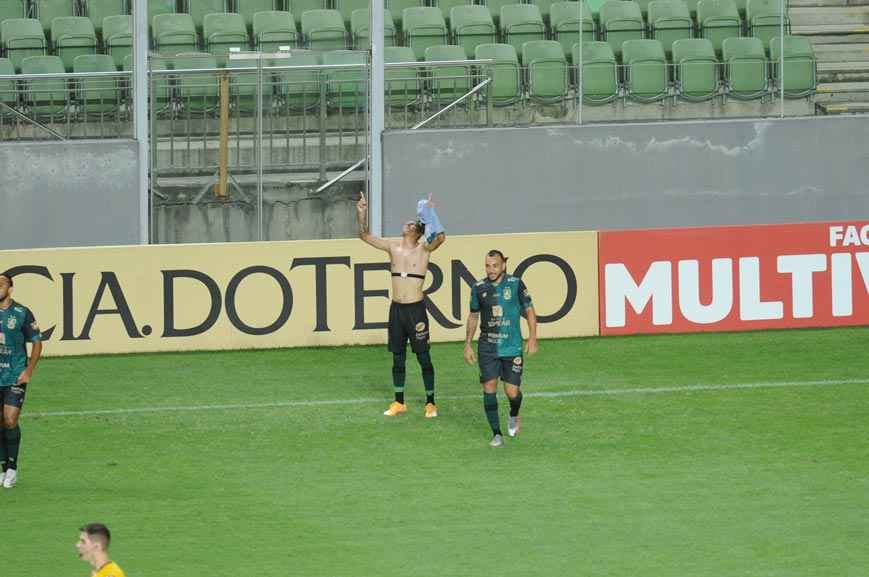 Com gol de Calyson, América vence Paraná e cola na liderança da Série B - Juarez Rodrigues/EM/D.A Press