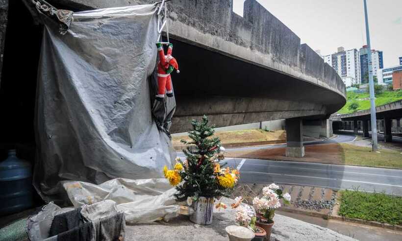 Árvore florida e Papai Noel decoram barraco debaixo de viaduto em BH       - Leandro Couri/EM/D.A. Press