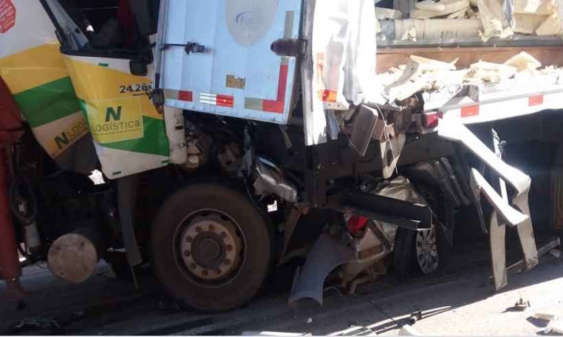 Acidente entre caminhões e um carro de passeio mobiliza bombeiros na BR-381 - Divulgação/Corpo de Bombeiros