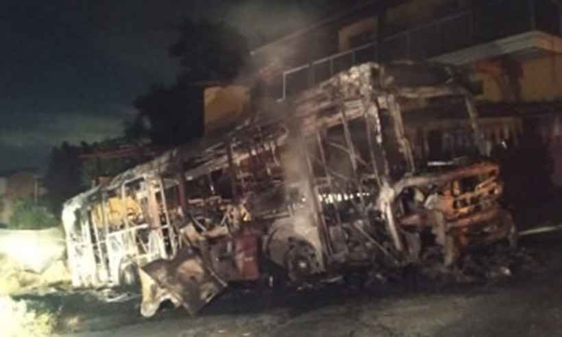 Ônibus é incendiado em Ribeirão das Neves e criminosos deixam bilhete - Polícia Militar/Divulgação