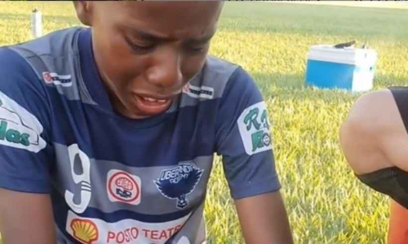 Racismo: Criança de 11 anos chora e denuncia técnico de futebol; veja  - Reprodução/Redes Sociais