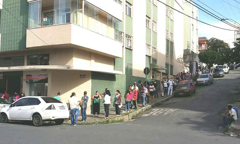 Atendimento em clínica de olhos tem fila de dobrar o quarteirão no Floresta - Edésio Ferreira/EM/DA Press