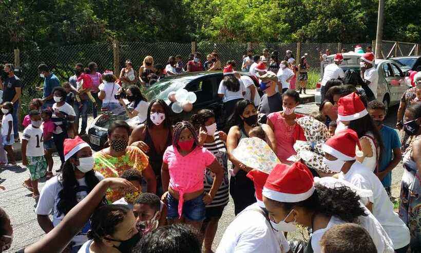 Crianças do Aglomerado da Serra, em BH, recebem presentes de Natal - Edésio Ferreira/EM/D.A Press