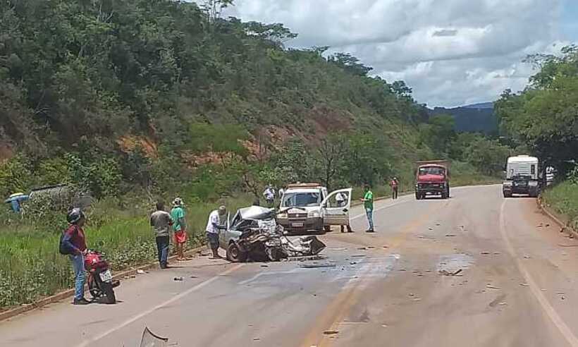 Batida deixa uma pessoa morta e três crianças presas às ferragens na MG-431 - WhatsApp/ Reprodução