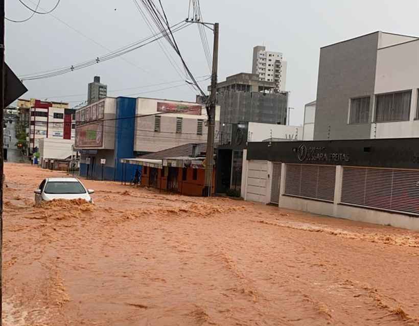 Temporal deixa oito famílias desalojadas na cidade de Nova Serrana, em MG  - Reprodução/Redes Sociais