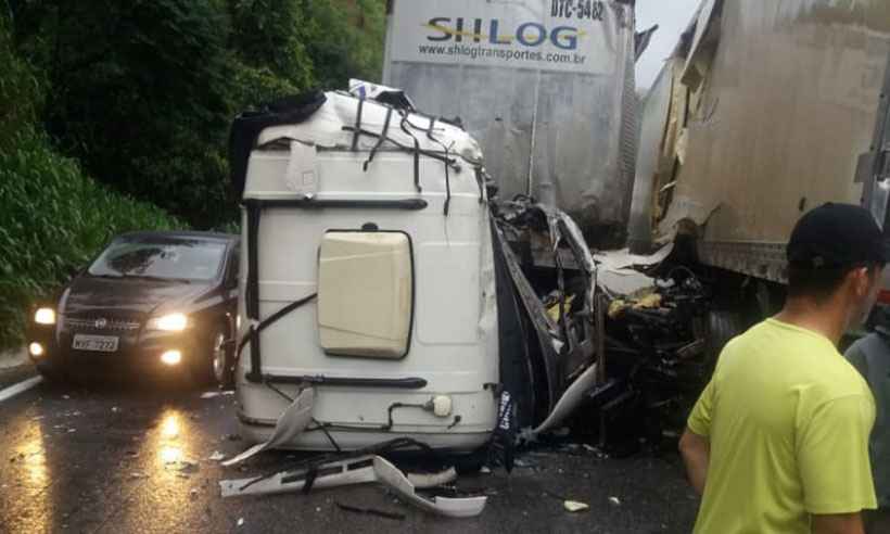 Batida entre duas carretas deixa um morto e fecha parte da BR-381 - Raniery Cardoso/Divulgação