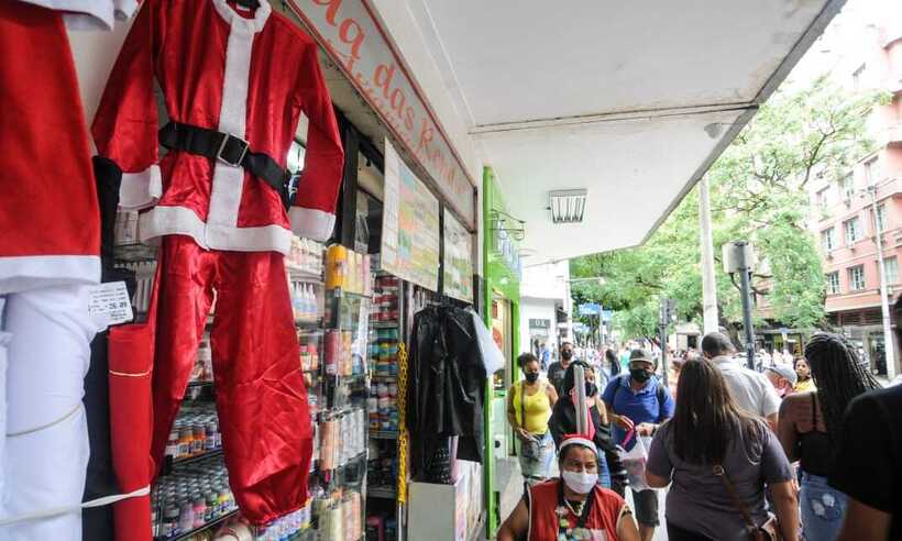 Véspera de Natal movimenta Centro de BH; consumidor reclama do preço - Leandro Couri/EM/D.A. Press