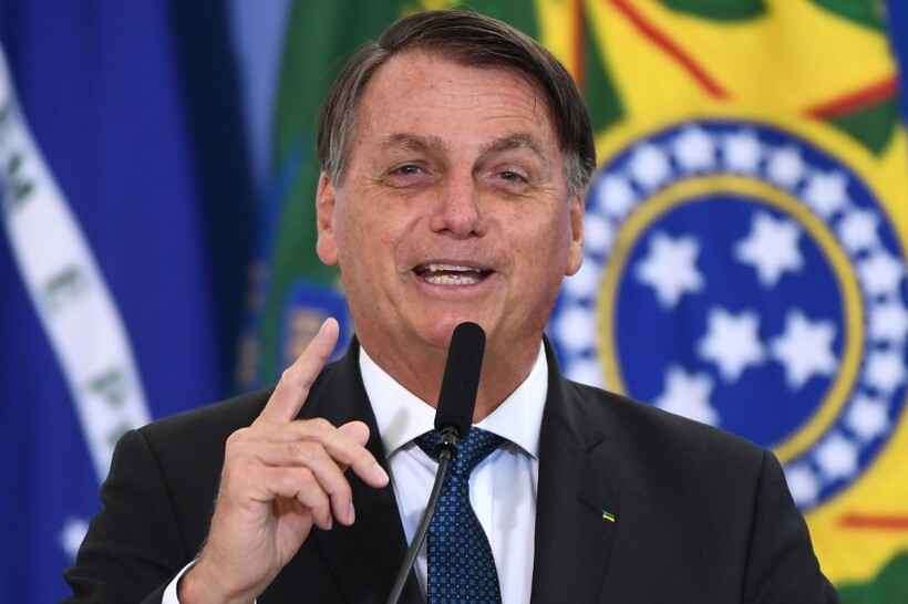 Bolsonaro se supera e pisoteia 200 mil cadáveres da COVID-19 -  EVARISTO SA / AFP