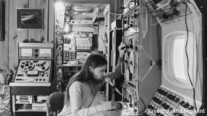 O homem que montou uma 'rádio para alienígenas' e enviou músicas ao espaço por 30 anos - Arquivo pessoal / John Shepherd 