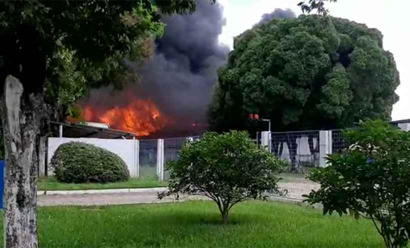 Dois incêndios simultâneos consomem borracharia e papelaria em Valadares - Reprodução redes sociais