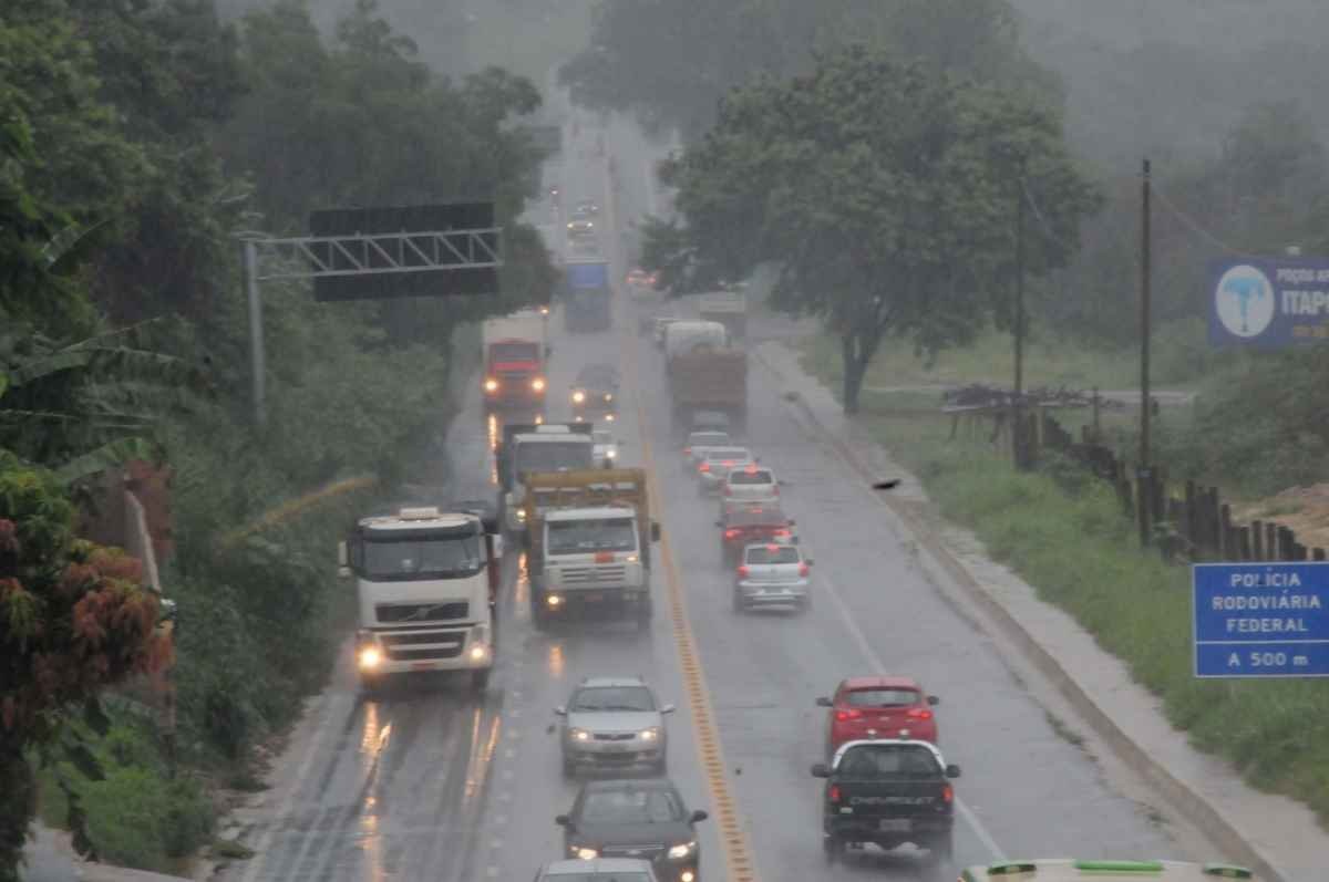 Saiba como garantir sua segurança ao dirigir durante uma chuva - Paulo Filgueiras/EM/D.A Press