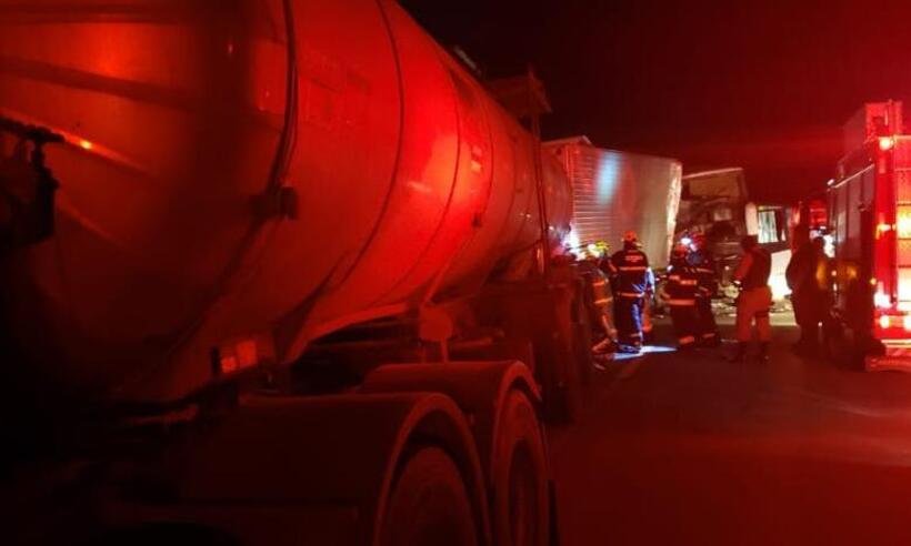 Três veículos de grande porte se envolvem em engavetamento em Minas - Divulgação/Corpo de Bombeiros