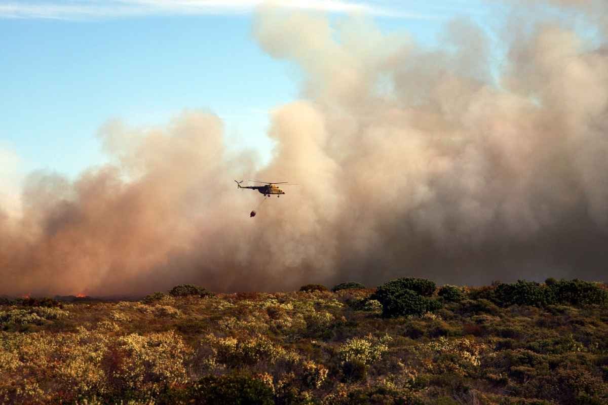 Helicópteros viram grandes aliados no combate aos incêndios florestais - Pixabay