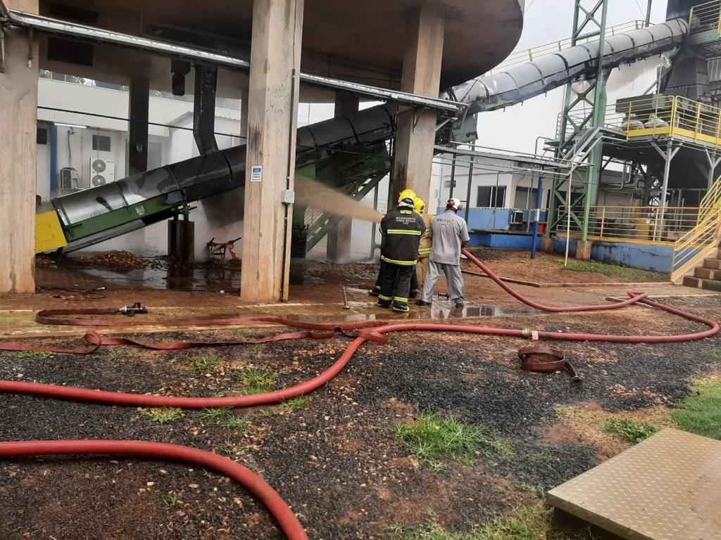 Incêndio em caldeira ameaça indústria na cidade de Araguari - CBMMG/Divulgação
