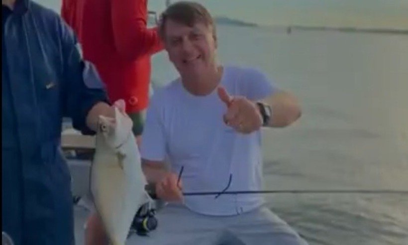 Ao lado de secretário, Bolsonaro participa de pesca no litoral paulista - Jorge Seif Júnior/Reprodução