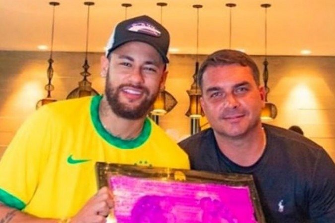 Ao lado de Flávio Bolsonaro, Neymar tira moldes para calçada da fama