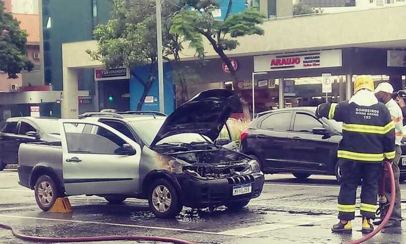 Carro pega fogo na Avenida Afonso Pena, em BH - WhatsApp/ Reprodução