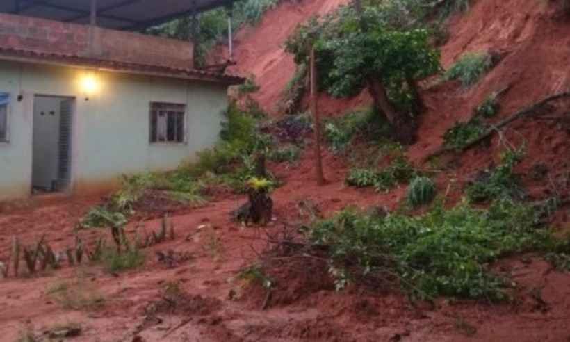 Mulher de 54 anos morre soterrada em casa após chuva em Muriaé - Defesa Civil de Muriaé/Divulgação 