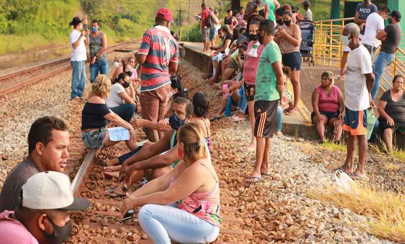 Tragédia de Mariana: manifestantes fecham trilhos da EFVM em Pedra Corrida - Divulgação Associação Pedra Corrida