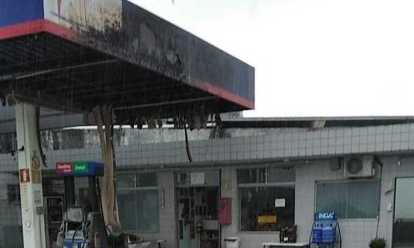 Chuva provoca estragos em BH: raio atinge posto e água arrasta carro  - WhatsApp/ Reprodução