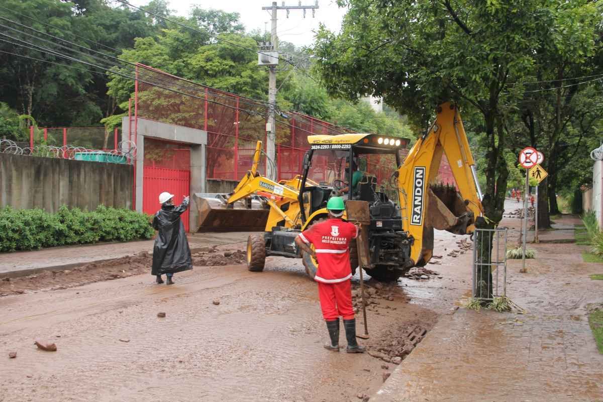 'Estou assustado', diz motorista de carro levado por enxurrada em BH - Sidney Lopes/EM/D.A. Press