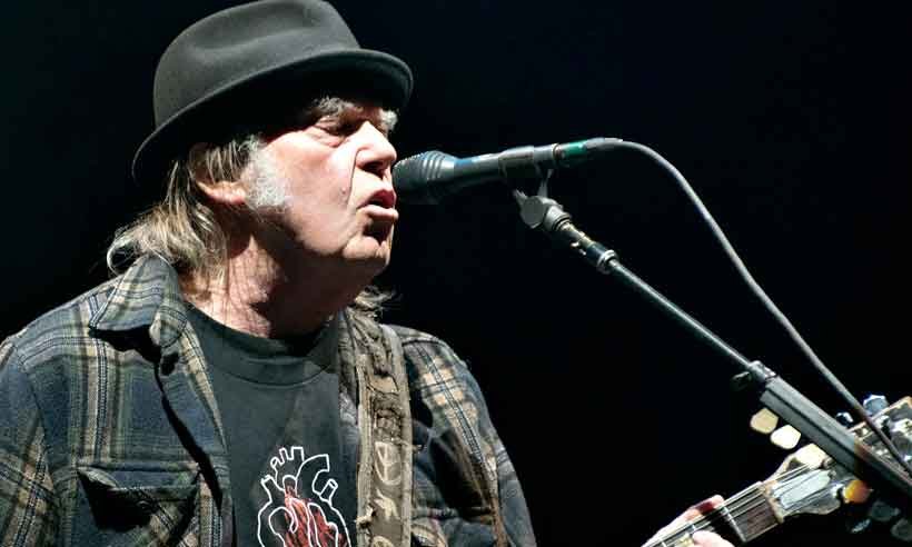 Neil Young vende direitos de suas músicas a grupo de investimento - Alice Chiche/AFP  